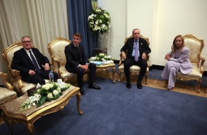 O Ερντογάν ζητά από τη Μελόνι... να κόψει το τσιγάρο - «Χαμένη υπόθεση», για Μακρόν