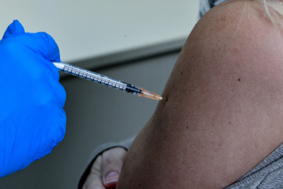 Πανδημία Covid19: Έχει σημασία σε ποιο χέρι γίνεται το εμβόλιο