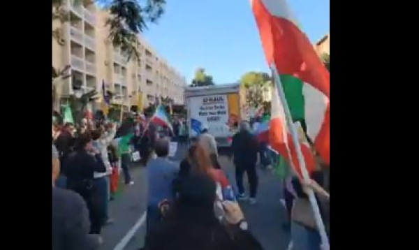 Λος Άντζελες: Φορτηγό έπεσε σε πλήθος που διαδήλωνε κατά του ιρανικού καθεστώτος (Βίντεο)