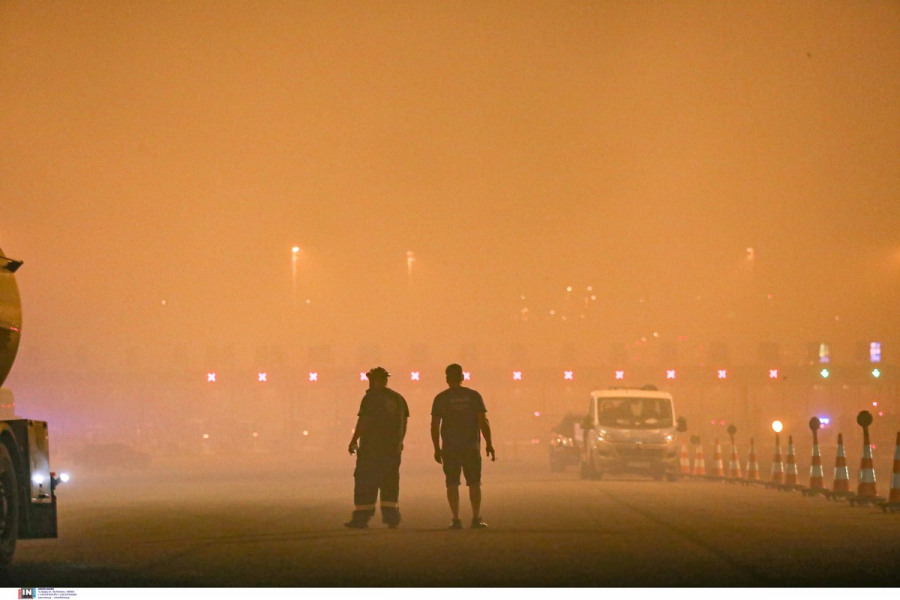 Φωτιά στην Αττική: Εικόνες που δεν έχουμε ξαναδεί στην Εθνική Οδό - Η πύρινη κόλαση στην άσφαλτο (βίντεο, εικόνες)
