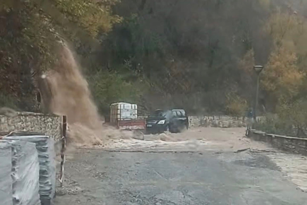 Κακοκαιρία στην Ήπειρο: Ατελείωτες καταιγίδες, απροσπέλαστοι οι δρόμοι - Πού έχει διακοπεί η κυκλοφορία (Βίντεο)