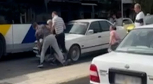 Αιγάλεω: Ταυτοποιήθηκαν οι νταήδες για το άγριο ξύλο στη μέση του δρόμου - Είναι πατέρας και δύο γιοι