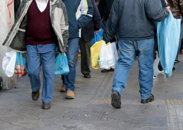 Επιστρέφει στους πολίτες ο φόρος για τις πλαστικές σακούλες - Πού ξεκίνησε η εφαρμογή του μέτρου