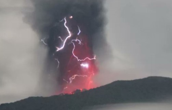 Ινδονησία: Εξερράγη το ηφαίστειο Ίμπου, εκτόξευε τέφρα - Εντυπωσιακές εικόνες