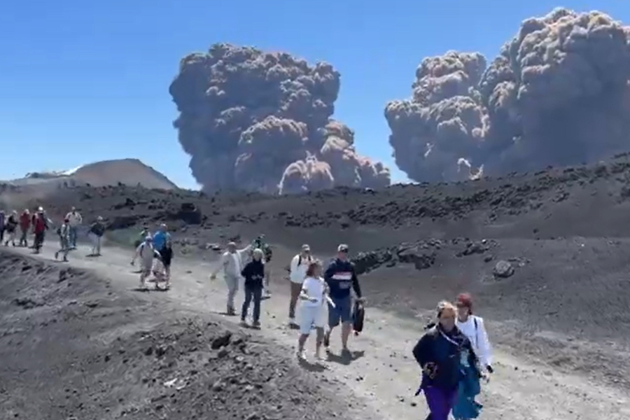 Η στιγμή της έκρηξης του ηφαιστείου της Αίτνας, έντρομοι οι τουρίστες - Live