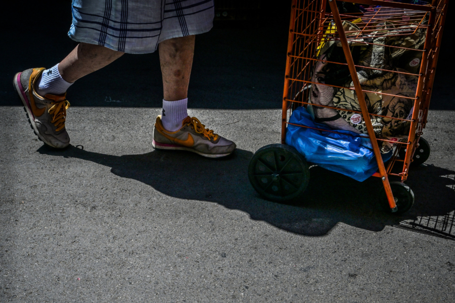 Η φτώχεια μειώνεται με το σταγονόμετρο, η απαισιοδοξία των Ελλήνων φουντώνει