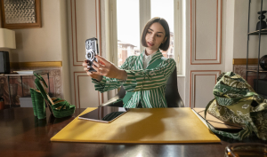 Το «Emily in Paris» επιστρέφει επίσημα για 6η σεζόν και ίσως έχει άρωμα Ελλάδας