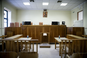 Αναλγησία και μισογυνισμό από δικαστές καταγγέλλει ο Δικηγορικός Σύλλογος Πειραιά