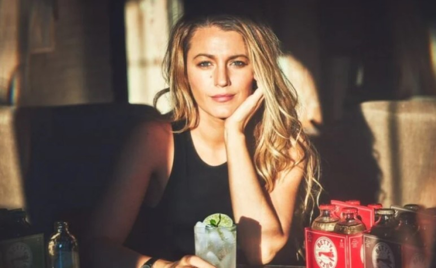 Η Blake Lively 2 μήνες μετά την γέννηση του 4ου παιδιού ποζάρει με μπικίνι σαν να μη γέννησε πότε