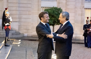 Ανησυχία Μακρόν και Ντράγκι για την οικονομία της Ευρώπης λόγω Τραμπ