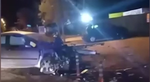 Λουτράκι: Αυτοκίνητο «καρφώθηκε» σε μίνι μάρκετ - Σώος ο οδηγός (Βίντεο)