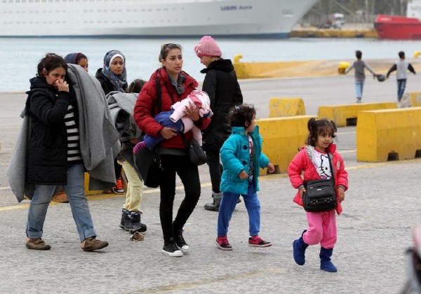 Μετανάστες και ομάδα αλληλέγγυων μπλόκαραν τις πύλες εισόδου στο λιμάνι της Μυτιλήνης