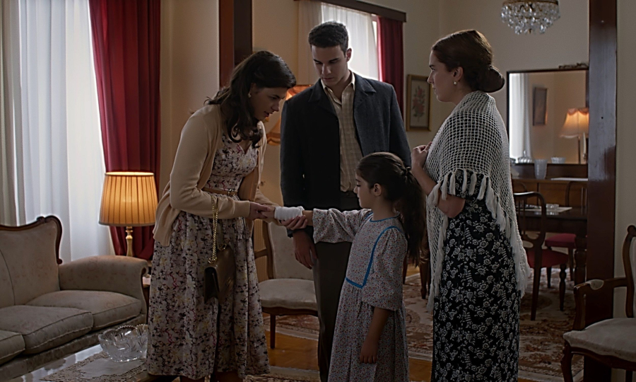 «Άγιος Έρωτας»: Η Πόπη δίνει τη μικρή Ελευθερία στη Χλόη για να την προστατεύσει