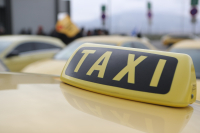 Ψηφίστηκε το νομοσχέδιο για τα ταξί - Τι αλλάζει για τα μέσα μαζικής μεταφοράς