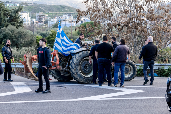 Στους δρόμους αγρότες και κτηνοτρόφοι της Κρήτης στη σκιά του σκανδάλου ΟΠΕΚΕΠΕ (Βίντεο)