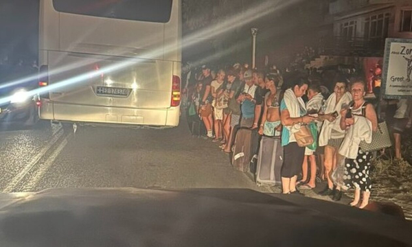 Στη δίνη της φωτιάς η Ρόδος: Καίγονται σπίτια, έκκληση του Δήμου για σεντόνια και στρώματα