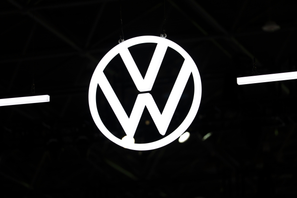 Η VW εξετάζει έως και 100.000 περικοπές θέσεων εργασίας και κλείσιμο τεσσάρων εργοστασίων