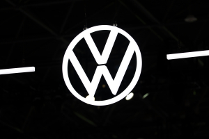Η VW εξετάζει έως και 100.000 περικοπές θέσεων εργασίας και κλείσιμο τεσσάρων εργοστασίων