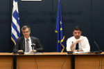 Τίτλοι τέλους από Τσιόδρα και Χαρδαλιά: Συγκινητικός αποχαιρετισμός με ποίημα Ελύτη - Βούρκωσε ο Χαρδαλιάς