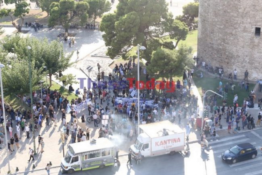 Θεσσαλονίκη: Συγκέντρωση αντιεμβολιαστών στον Λευκό Πύργο, «αύρες» σε επιφυλακή έξω από ττο Βελλίδειο (βίντεο)