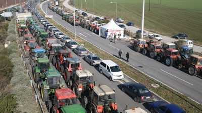 Παρατεταγμένα παραμένουν τα τρακτέρ στα αγροτικά μπλόκα της Θεσσαλονίκης