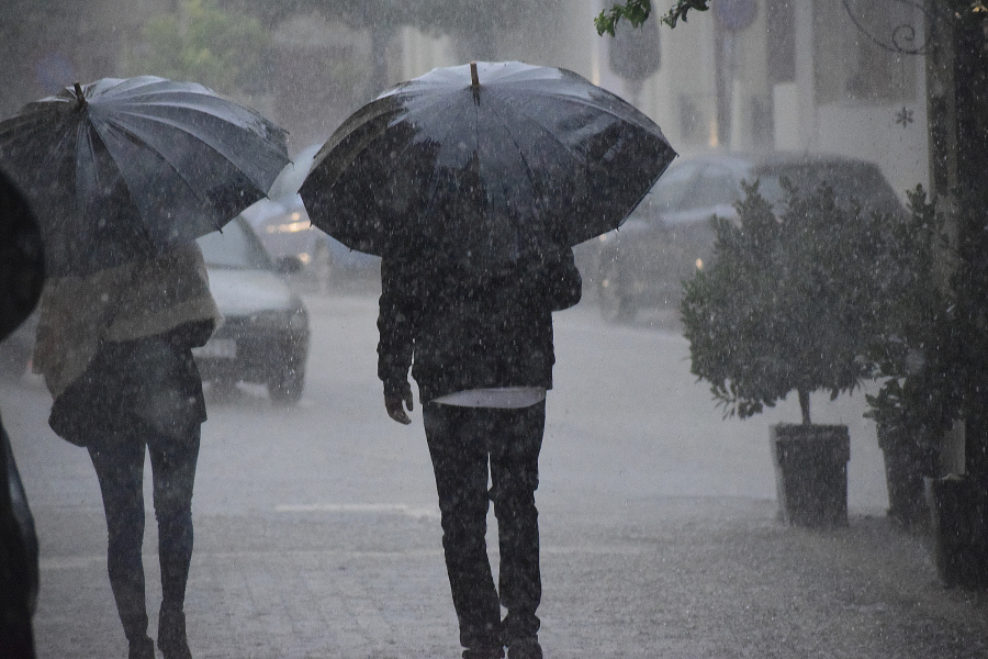 Καλοκαίρι ήταν και... πάει: «Βουτιά» στον υδράργυρο το επόμενο 48ωρο, πού θα βρέξει