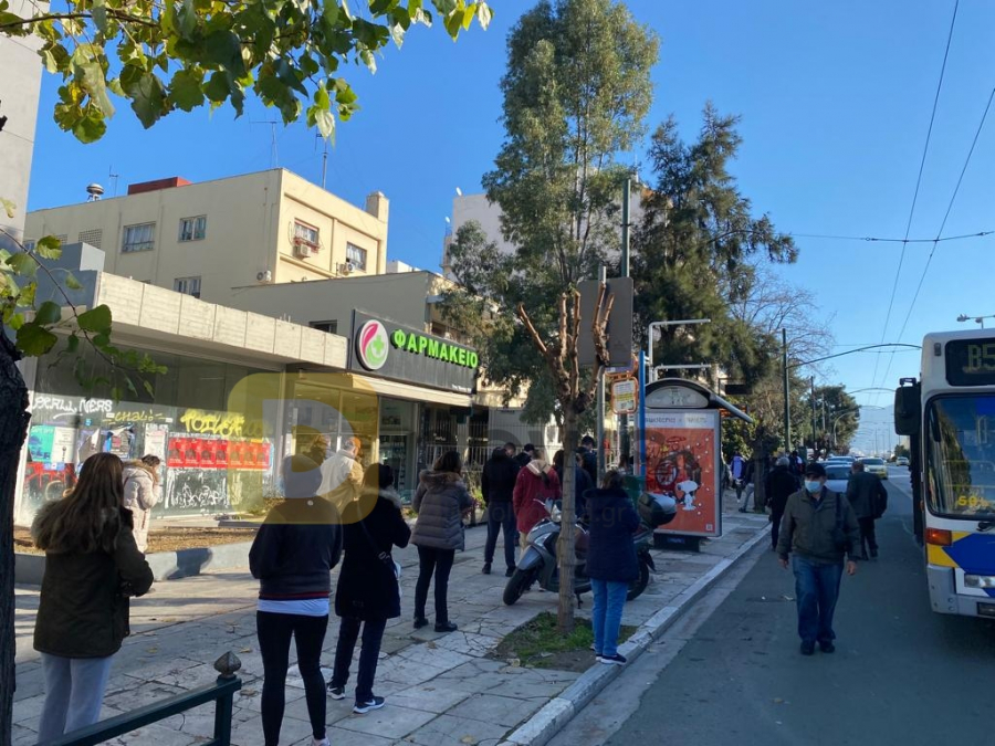 Τεράστιες ουρές και σήμερα για ένα τεστ στην Αλεξάνδρας (εικόνες)