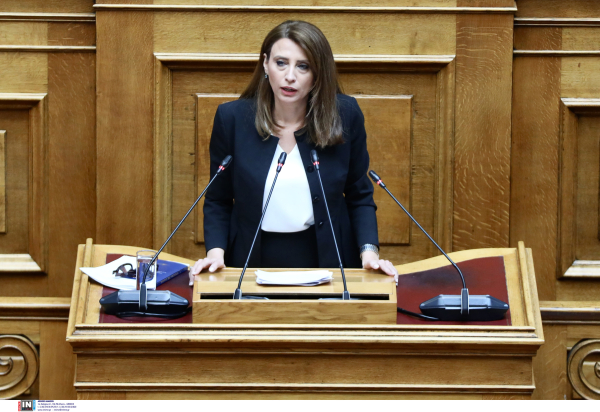 Νίνα Κασιμάτη: Παραμένει στον ΣΥΡΙΖΑ, η ανάρτηση με στίχους από Ξύλινα Σπαθιά