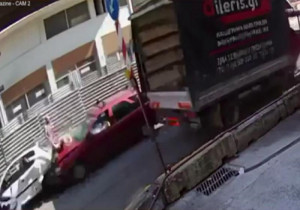 Σοκαριστικό βίντεο: Αυτοκίνητο χτυπάει και πετάει στον αέρα γυναίκα στη Θεσσαλονίκη (vid)