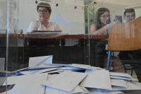 Καλοκαιρινές εξορμήσεις για τις εκλογές του '27…