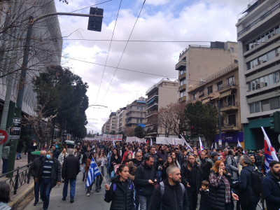 Απεργία: Χιλιάδες διαδηλωτές έχουν κλείσει τον δρόμο έξω από τα γραφεία της Hellenic Train