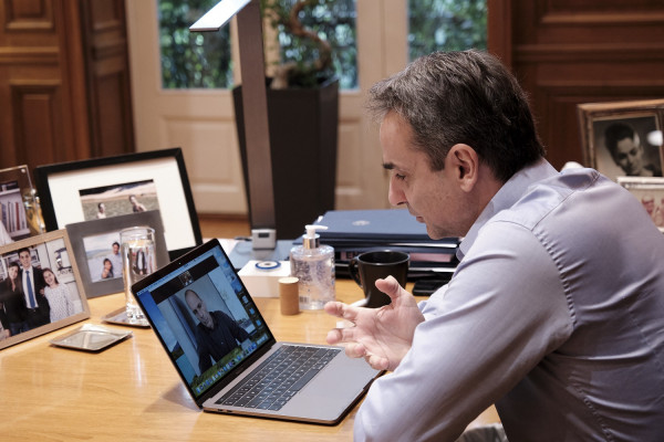 Τηλεδιάσκεψη Μητσοτάκη με Βαρουφάκη για τον κορονοϊό – Τα ερωτήματα και οι προτάσεις