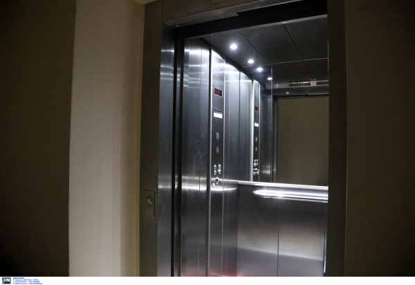 Χειροπέδες σε μεθυσμένο στην Λάρισα: Έκανε τον… τροχονόμο στο ασανσέρ πολυκατοικίας