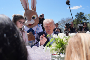 Ο Τραμπ «βρήκε» το κοινό του - Εξηγεί σε μικρά παιδιά το autopen του Μπάιντεν (Βίντεο)