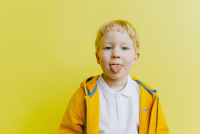 Διάγνωση ασθενειών βγάζοντας... τη γλώσσα: Τι σημαίνει όταν είναι κίτρινη, κόκκινη ή μωβ