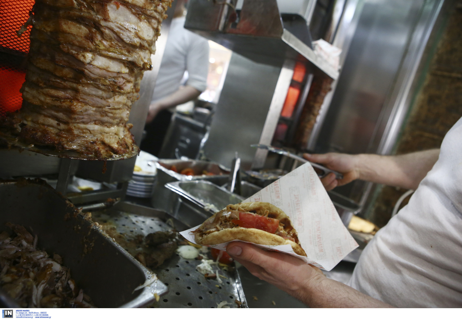 Σουβλατζίδικο στη Μύκονο δίνει 3.600 ευρώ το μήνα για τυλιχτή