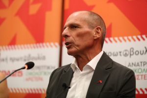 Βαρουφάκης στην Ευελπίδων για τον ξυλοδαρμό του στα Εξάρχεια: «Δεν θα σταματήσουμε έως ότου η Δικαιοσύνη γίνει κανονικότητα»
