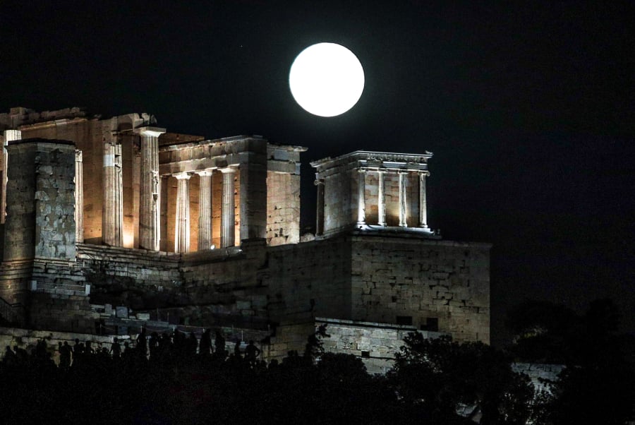Πανσέληνος Αυγούστου: Εντυπωσιακές εικόνες από το «Φεγγάρι του Οξύρρυγχου»