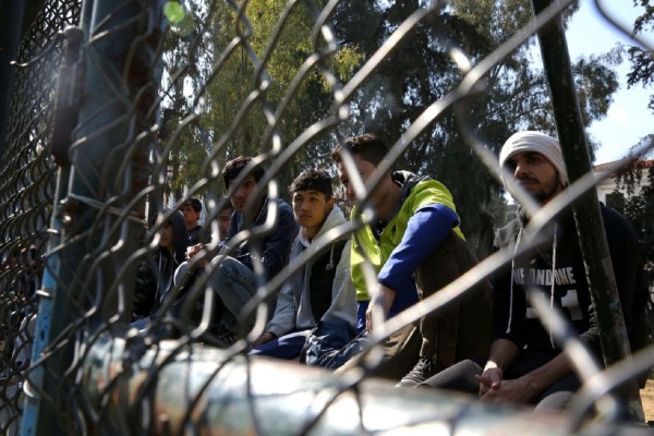 Μετανάστες πήγαν να… γκρεμίσουν το Κέντρο Υποδοχής στη Μόρια