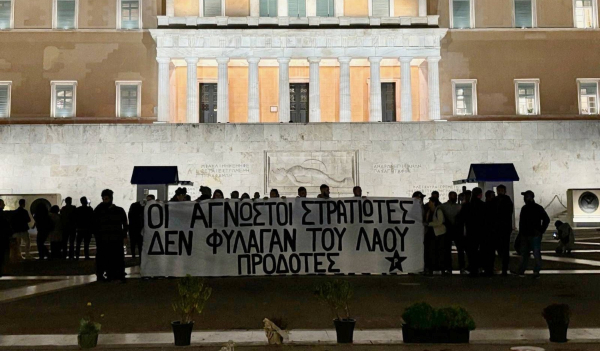 Παρέμβαση του «Ρουβίκωνα» στο μνημείο του Άγνωστου Στρατιώτη - Τα ΜΑΤ τους απώθησαν με χημικά