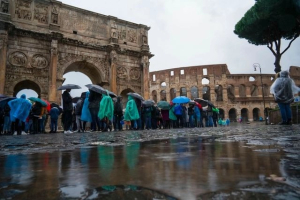 Κακοκαιρία στην Ιταλία: Νεκρή μια γυναίκα από πτώση δέντρου
