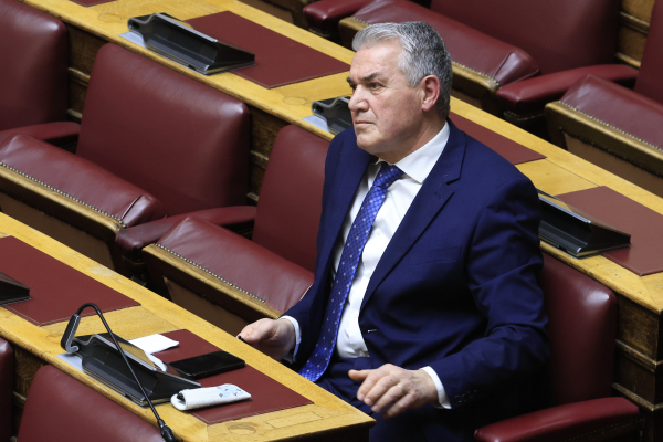 Δ. Κυριαζίδης: «Δεν βγαίνω με τα 5.000 ευρώ της βουλευτικής αποζημίωσης, ευτυχώς η σύζυγός μου δουλεύει»