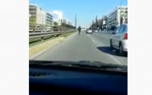 Αναστάτωση στην Συγγρού πατίνι με ταχύτητες «Ferrari» ανενόχλητο στο αριστερό ρεύμα
