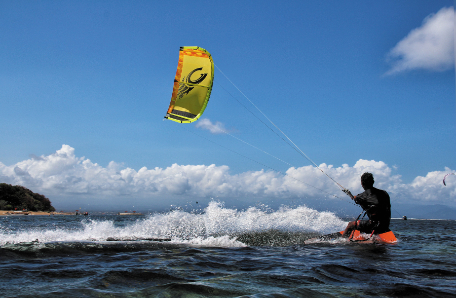 Νάξος: Αγωνία για 35χρονο που τραυματίστηκε κάνοντας kite surf