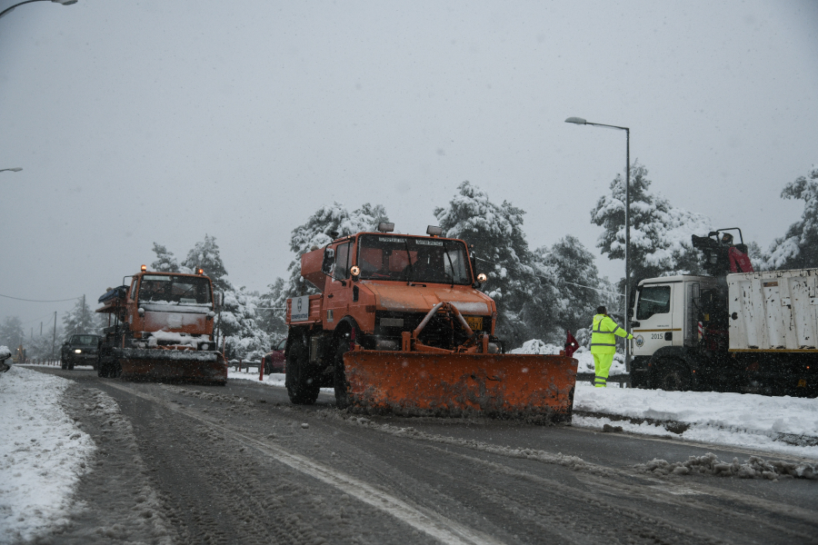 Ραγδαία αλλαγή του καιρού με... πανωφόρια από αύριο - Πού θα χιονίσει