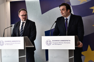 Επίτροπος Γιόργκενσεν: Πρωτοπορεί στην πράσινη ενέργεια η Ελλάδα, αλλά πρέπει να πέσουν οι τιμές ενέργειας
