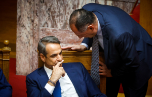 Η «διπλή γλώσσα» για τη Χάγη