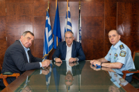 Συνάντηση Θεοδωρικάκου με τον δήμαρχο Θήρας, 50% επιπλέον αστυνομικοί φέτος στη Σαντορίνη