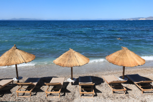 Χαλκιδική: Ιδιοκτήτης beach bar «ξήλωσε» μόνος του τις ξαπλώστρες για να γλιτώσει το πρόστιμο