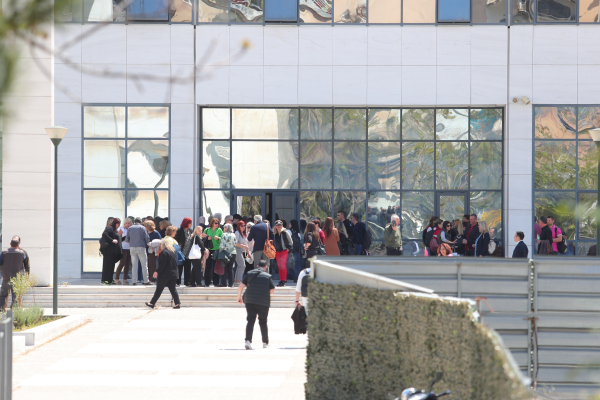 Συναγερμός στον Κεραμεικό: Πυροβολισμοί στον ΕΦΚΑ, ένας τραυματίας